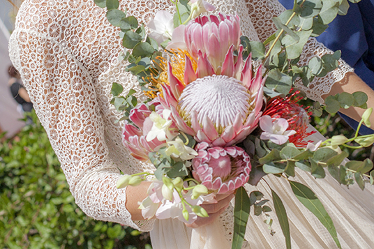 Boho Brautstrauß mit Protea und Sukkulenten in Rosa und Grün