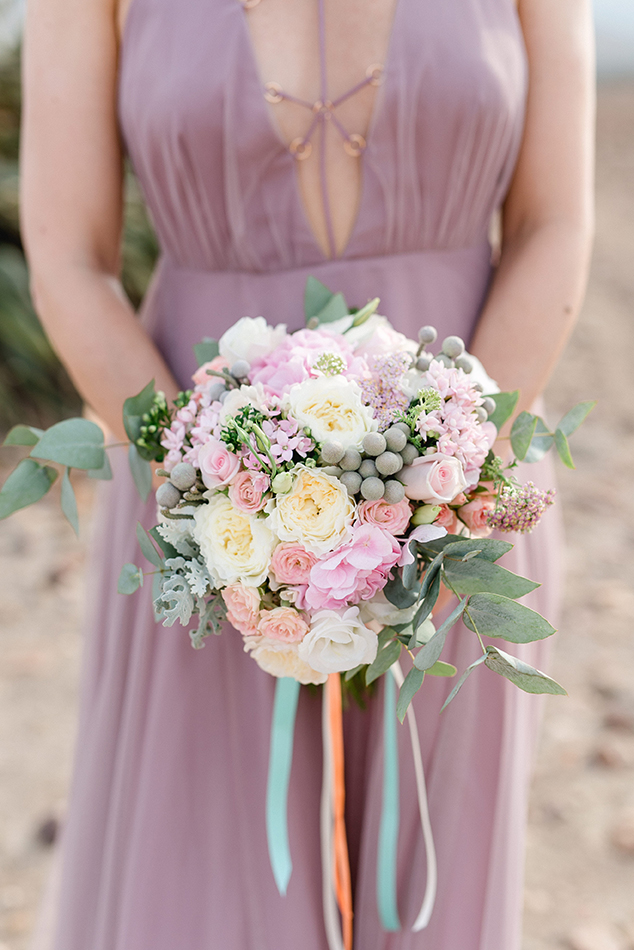 Brautstrauß mit Rosen, Eucalyptus und Olivenbaum in rosé, peach und creme