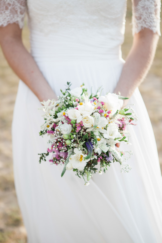 Romantischer Brautstrauß mit Orchideen, Dalien und Wildblumen in Rosé und Lavendel