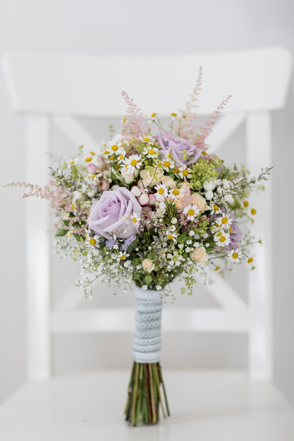 Heiraten im Ausland Brautstrauß mit Wiesenblumen und Rosen in Pastelltönen