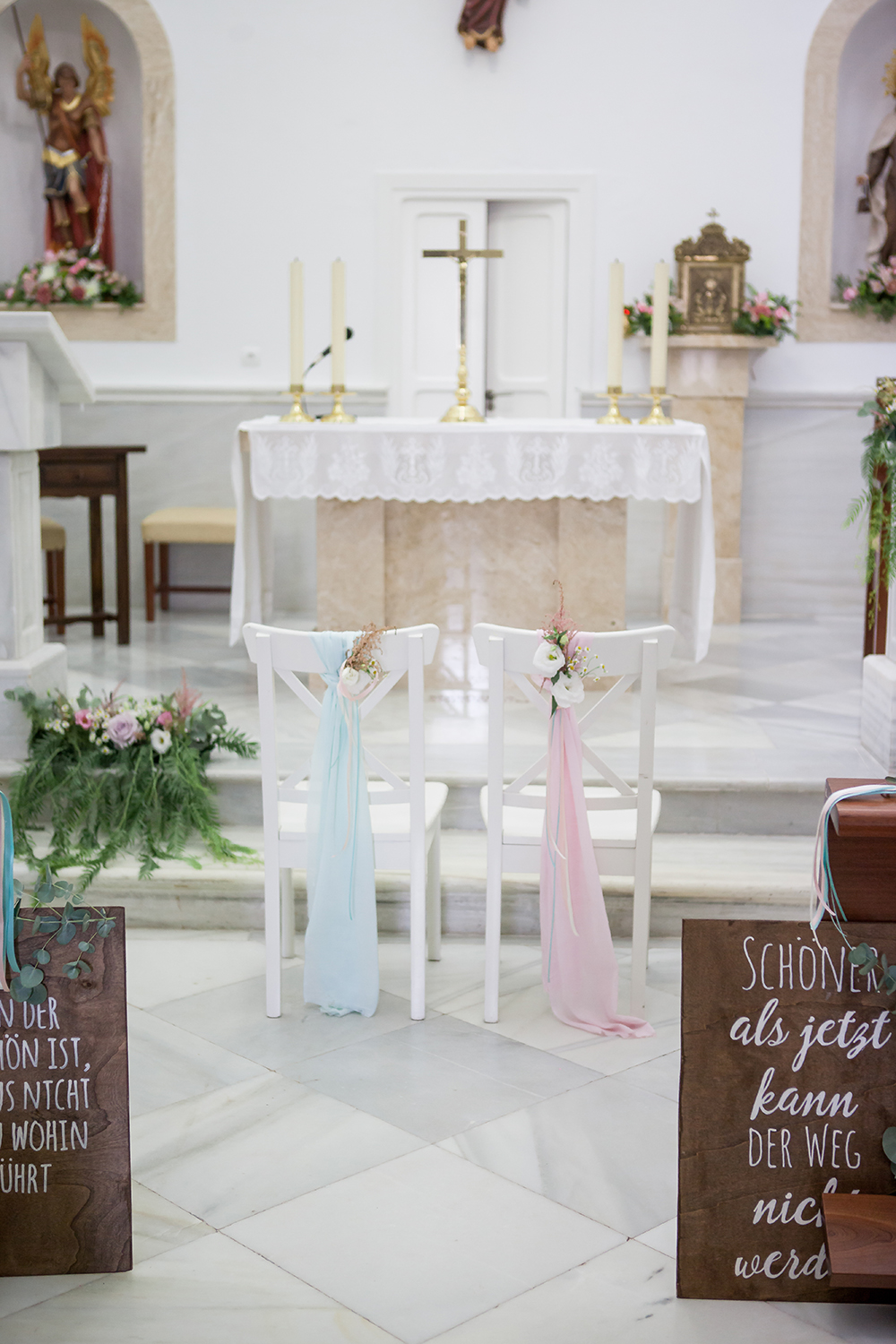 Heiraten im Ausland, Dekoration für die Kirche, Stuhldeko Hochzeit