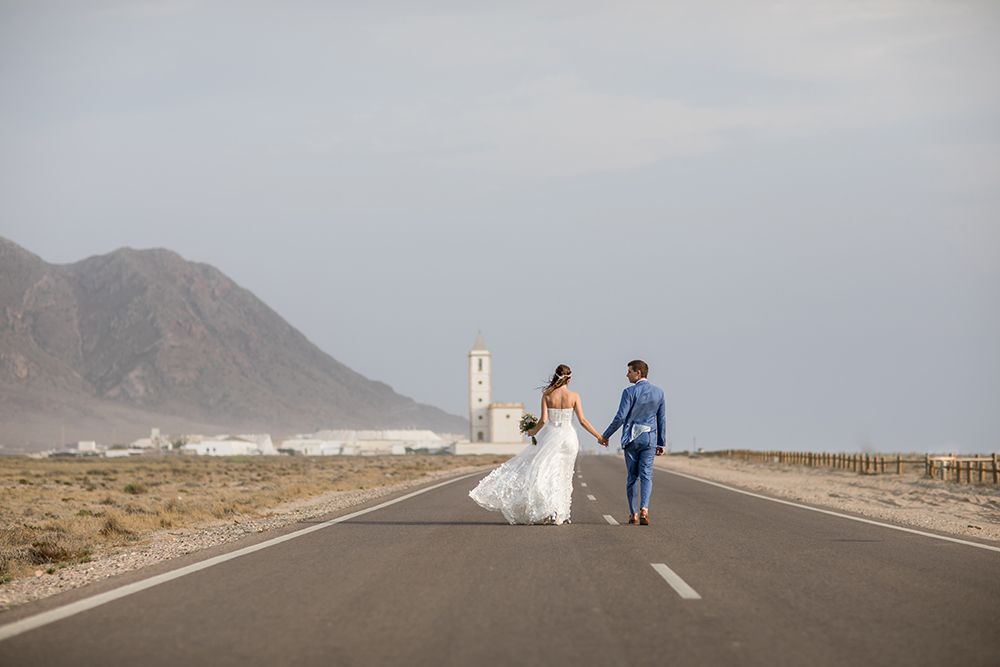 Heiraten im Ausland, Brautpaarshooting am Meer. Heiraten am Strand