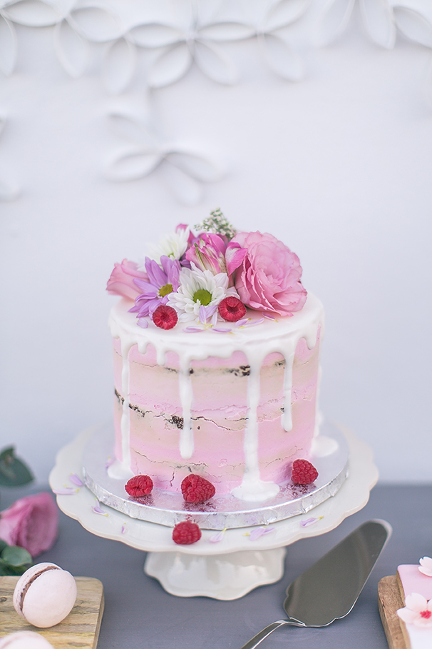 Hochzeitstorten Ideen drip cake in rosa mit frischem Obst