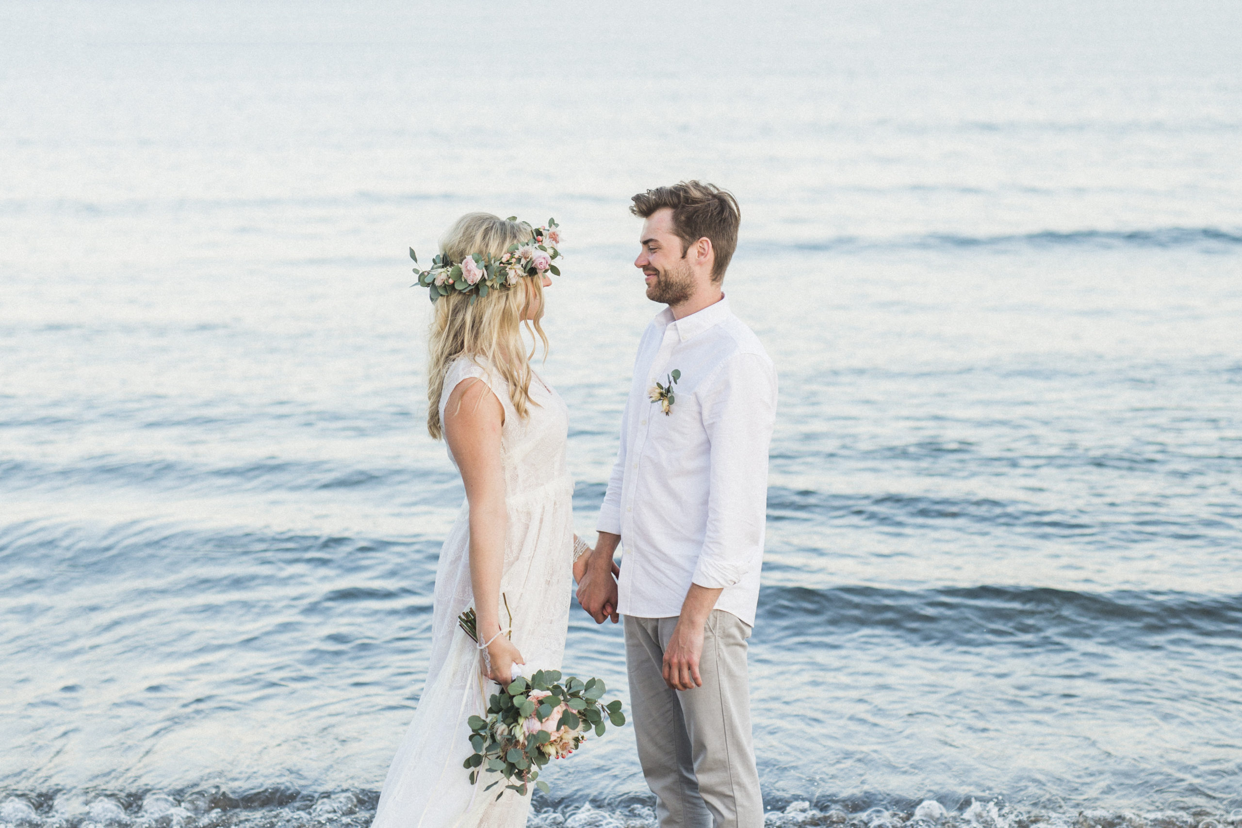 Hach, diese Hochzeit zu zweit am Strand – entspannter geht es nicht!