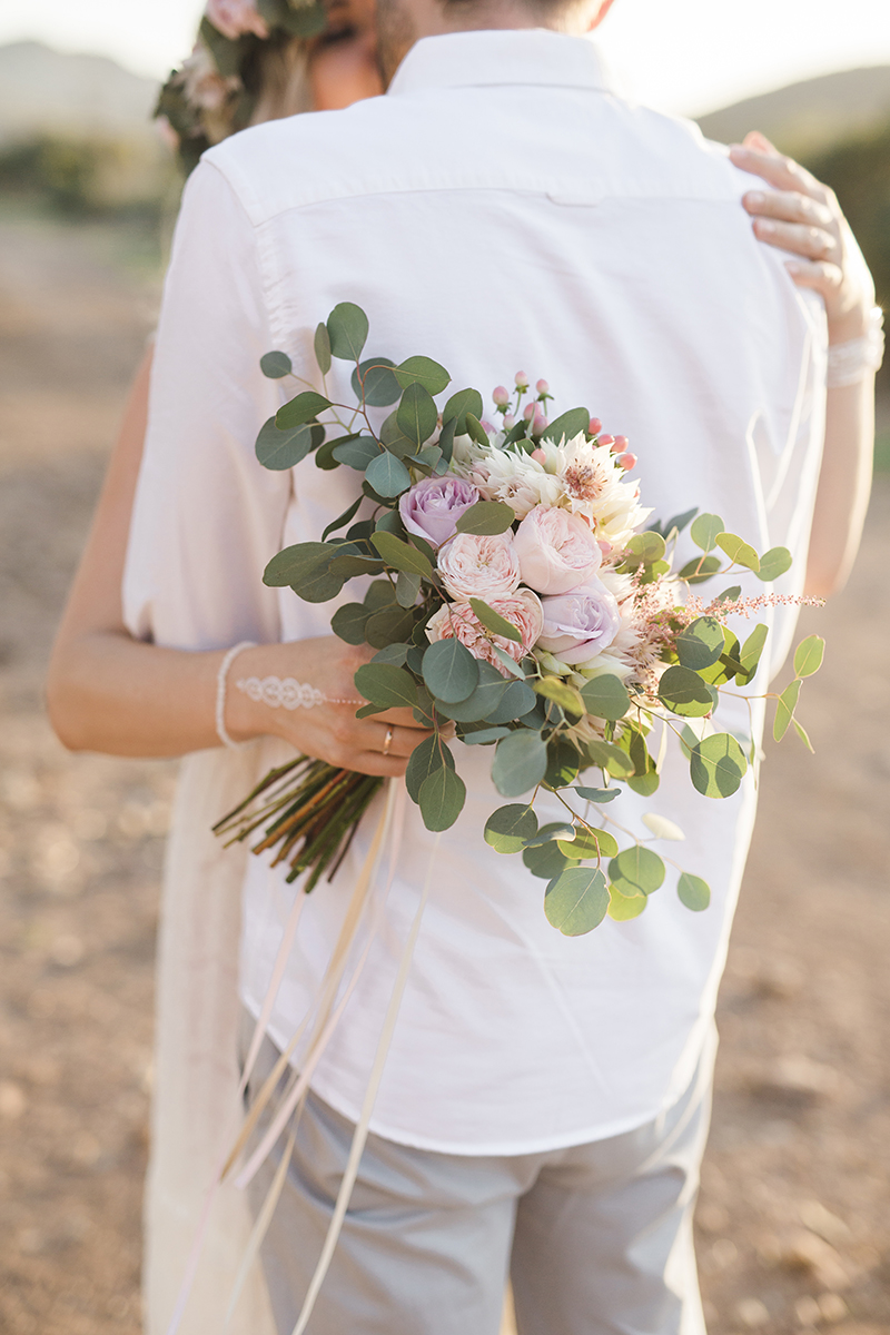 Hochzeit zu zweit in Spanien, Boho Brautstrauß mit Pfingsrosen in Rose, Eucalyptus
