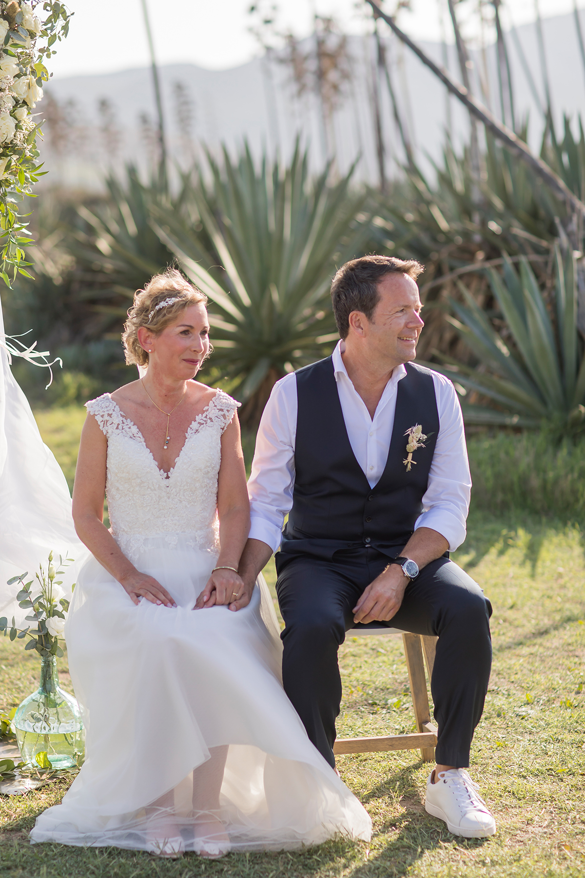 Hochzeit am Meer, Brautpaar während Zeremonie Hochzeit am Meer, Brautpaar während Zeremonie